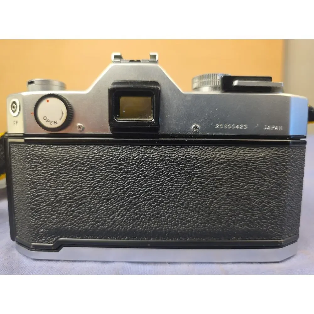 Yashica TL Electro-X 35mm SLR Film Camera with 50mm 1:1.7 Yashinon DS Lens.